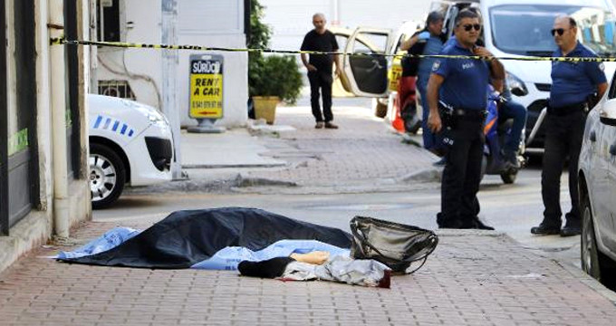 Antalya'da,Yaşlı Adam, Kendisinden Ayrılmak İsteyen Genç Sevgilisine Sokak Ortasında Kurşun Yağdırdı