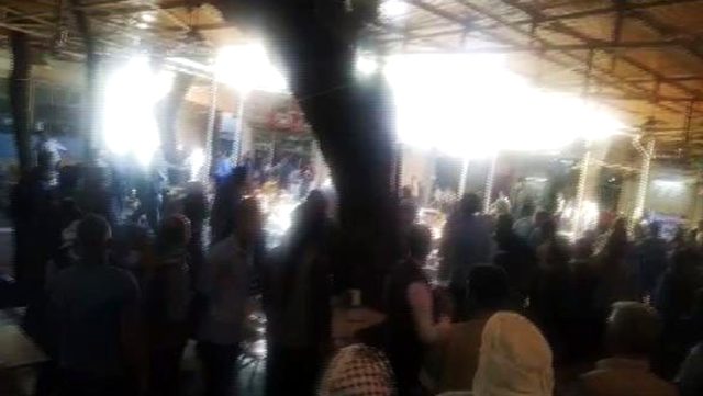 Aralarında husumet bulunan akraba aileler arasında kavga çıkınca kahvehane savaş meydanına döndü
