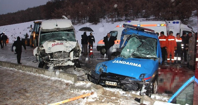 Askeri Araç ve Yolcu Minibüsü Çarpıştı: 2 Şehit, 10 Yaralı var