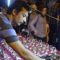 Atanamayan öğretmenler akışkan satıcılık yapıyor