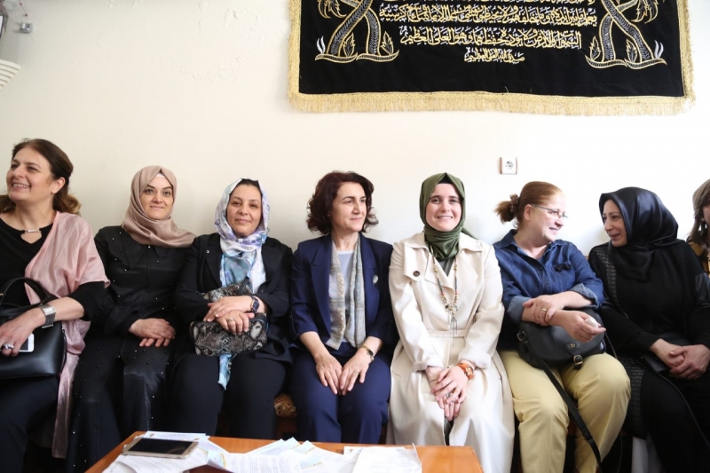 AYŞE EKİNCİ, EYYÜBİYELİ KADINLARLA SEÇİM TOPLANTISI YAPTI.