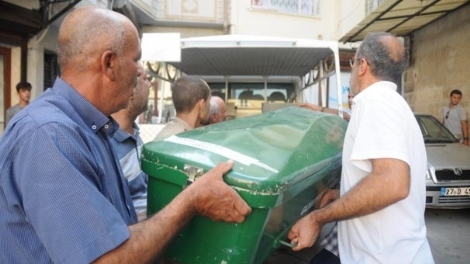 Babasını Öldürüp Kaçan Adam, Herkesin Gözü Önünde İntihar Etti