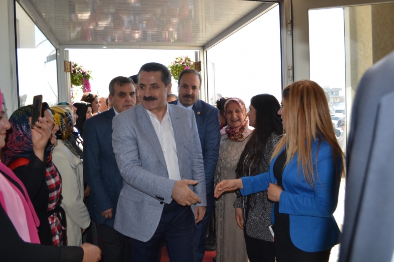 Bakan Çelik Birecikli kadınlarla;  “Problemlere neşter vuracak yönetim anlayışını getirmeliyiz”