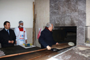 Bakan Fakıbaba, Eline Küreği Alıp Ekmek Pişirdi