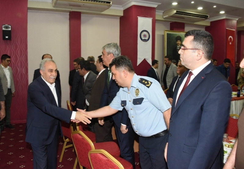 BAKAN FAKIBABA POLİSLERLE İFTAR YAPTI