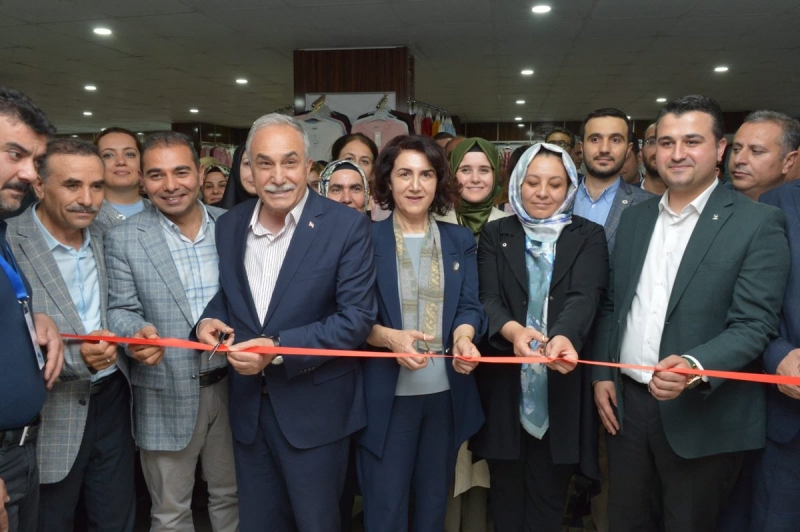 Bakan Fakıbaba Yetim ve Öksüz Çocuklara Bayramlık Hediye Etti