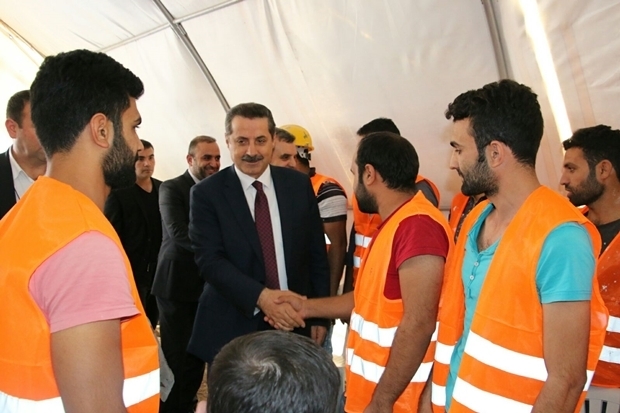 Bakan FARUK ÇELİK İNŞAAT İŞÇİLERİNİ ZİYARET ETTİ