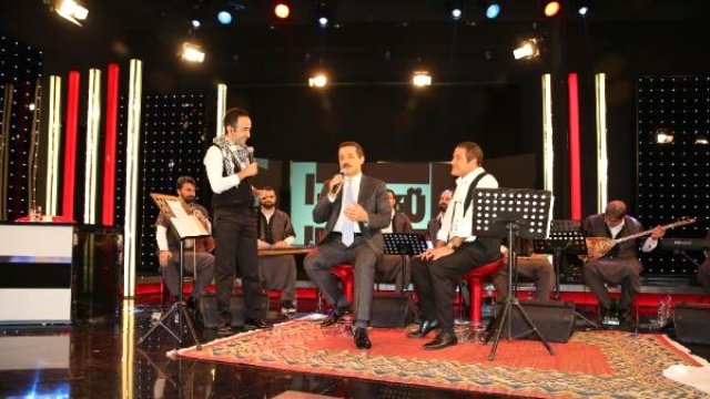 Bakan Faruk Çelik'ten Önce Türkü, Sonra Asgari Ücret Müjdesi: Olmama İhtimali Yok