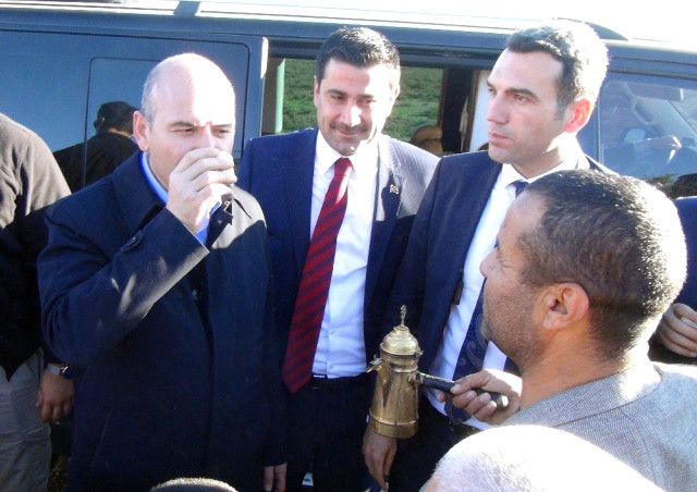 Bakan Süleyman Soylu, Yolda El Sallayan Köylünün Mırra İkramını Geri Çevirmedi