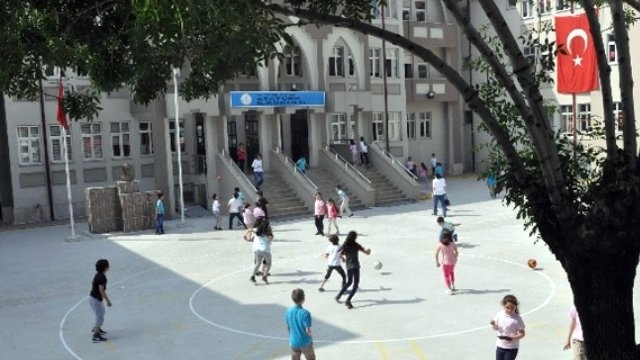 BALIKESİRDE 10 Yaşındaki Kız Öğrencisiyle Evlenmek İsteyen Öğretmen Tutuklandı