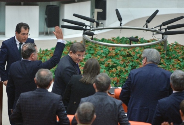 Başbakan Ahmet  Davutoğlu'ndan Gece Yarısı Genel Kurul Sürprizi