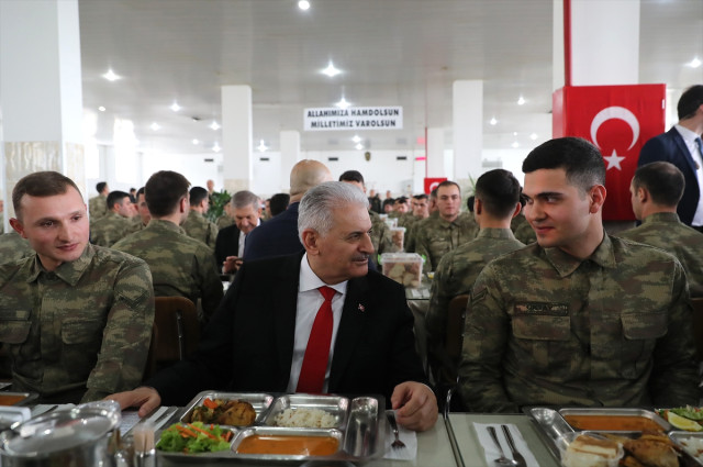 Başbakan'dan Tarihi Kışlada Askerlere Yemek Sürprizi