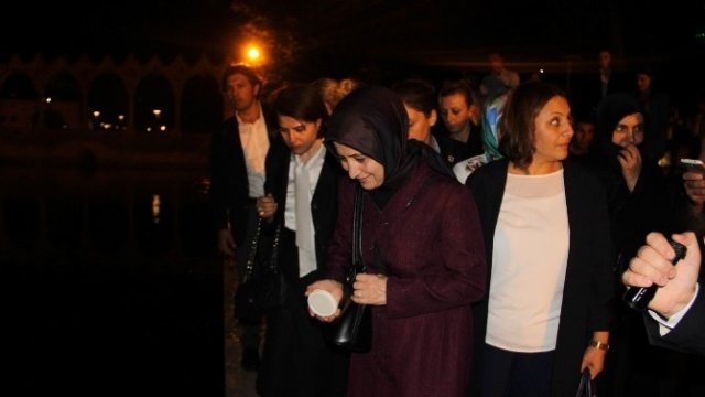 Başbakanin Eşi Sare Davutoğlu Balıklıgöl'ü Ziyaret Edip Balıklara Yem Verdi