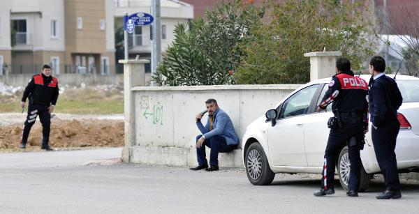 Başına Tabanca Dayayan Vatandaş Polislerin Arasından Kaçtı