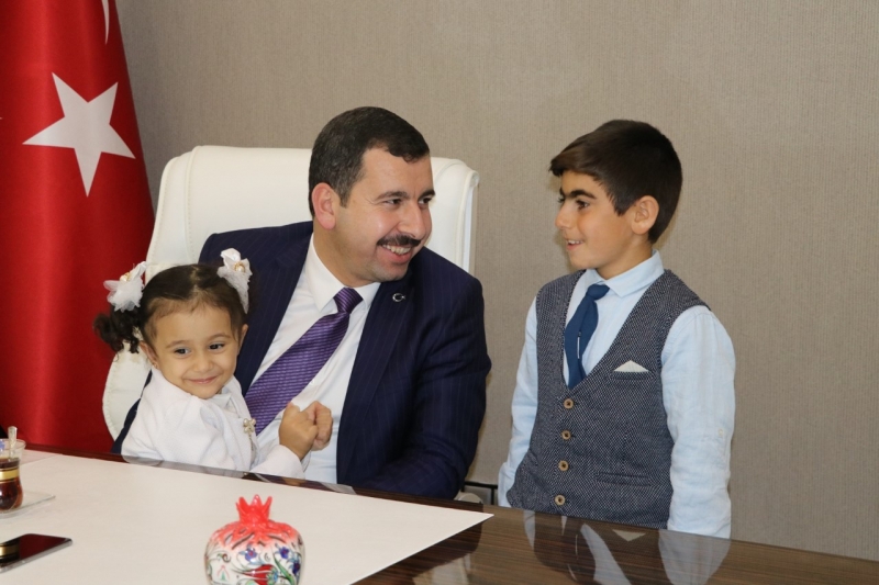 BAŞKAN BAYDİLLİ KARAKÖPRÜLÜ KÜÇÜK RESSAMI AĞIRLADI