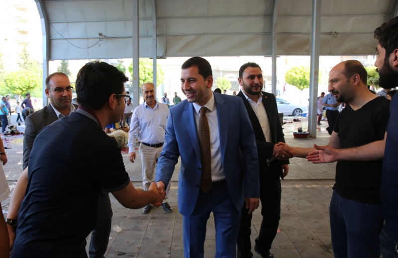 BAŞKAN BAYDİLLİ KURBAN KESİM YERLERİNİ DENETLEDİ.  VATANDAŞLARLA BAYRAMLAŞTI