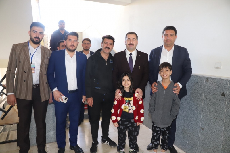 BAŞKAN BAYDİLLİ OYUNU NARLI İLK OKULU’NDA KULLANDI