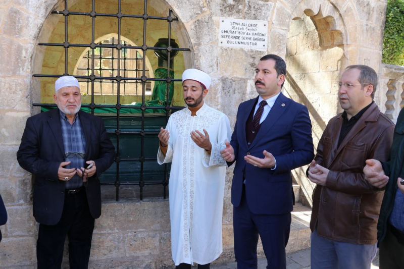 BAŞKAN BAYDİLLİ’DEN ŞAZELİ ALİ DEDE’NİN KABRİNE ZİYARET