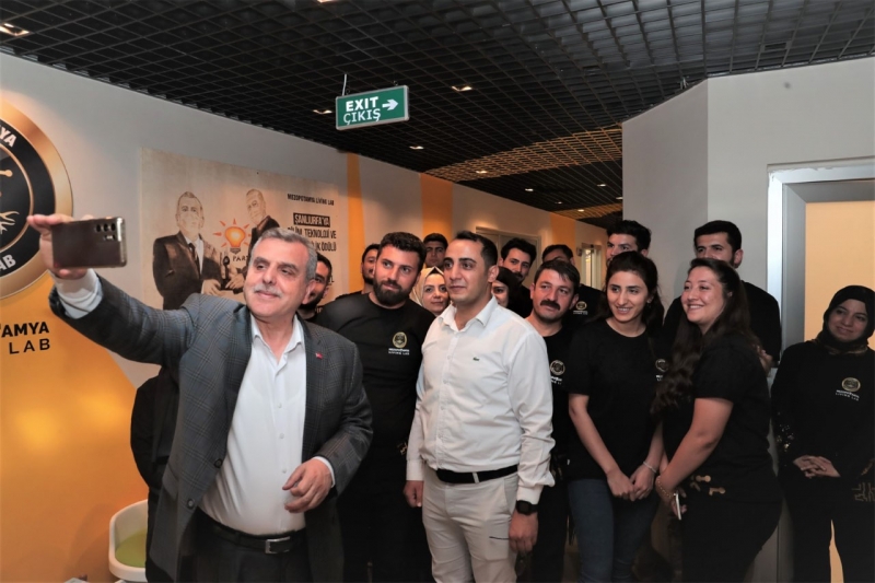 BAŞKAN BEYAZGÜL, “GENÇLERİMİZE GÜVENİYOR VE HER ZAMAN DESTEKLİYORUZ”