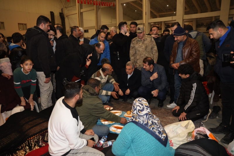 BAŞKAN BEYAZGÜL İLE VALİ AYHAN’DAN DEPREMZEDELERE ZİYARET