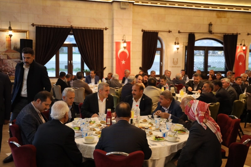 BAŞKAN BEYAZGÜL İLE VALİ AYHAN MUHTARLARLA İFTARDA BİR ARAYA GELDİ