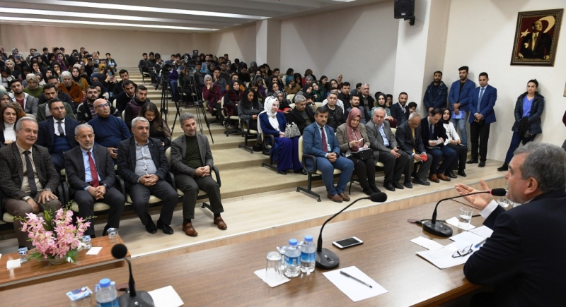 BAŞKAN BEYAZGÜL, ÜNİVERSİTE ÖĞRENCİLERİNE DENEYİMLERİNİ ANLATTI