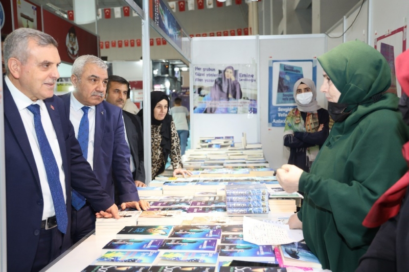 BAŞKAN BEYAZGÜL’DEN KİTAP FUARINA ZİYARET