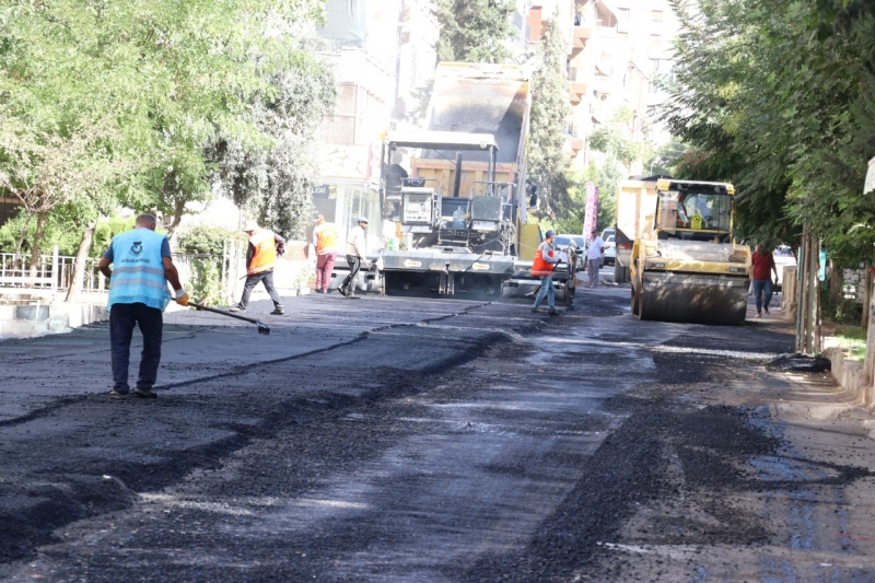 BAŞKAN CANPOLAT’IN YATIRIMLARIYLA ASFALT ATAĞI MERKEZ MAHALLELERDE DEVAM EDİYOR