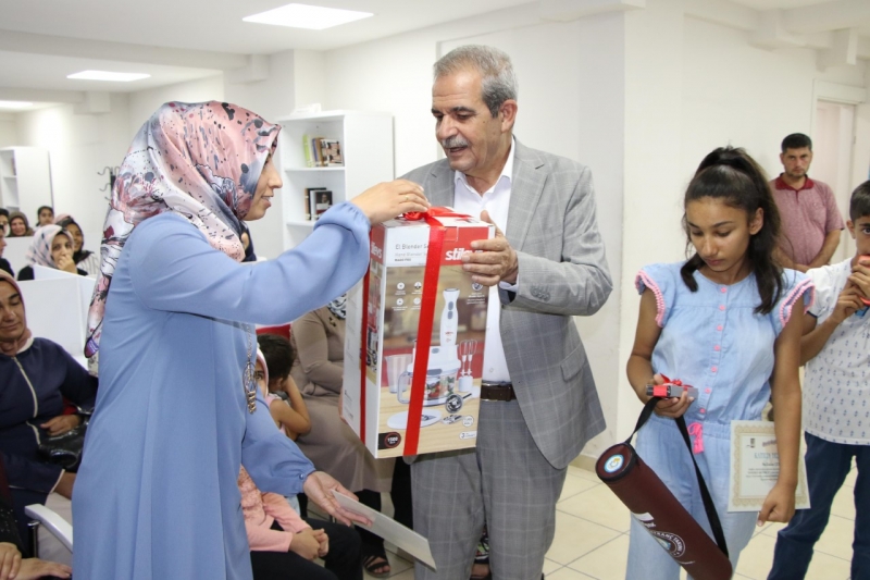 BAŞKAN DEMİRKOL, “ANNEMLE OKUYORUM” PROJESİNİN ÖDÜLLERİNİ TAKTİM ETTİ