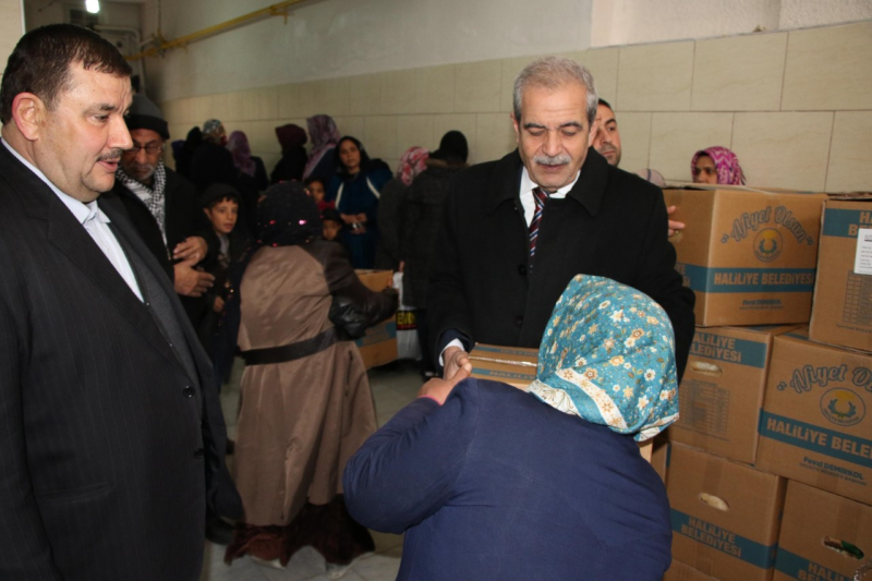 BAŞKAN DEMİRKOL, İHTİYAÇ SAHİBİ AİLELERİ YALNIZ BIRAKMIYOR