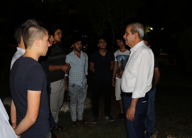 BAŞKAN DEMİRKOL, SAHURU BEKLEYEN VATANDAŞLARLA BİR ARAYA GELDİ