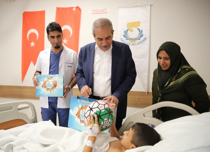 BAŞKAN DEMİRKOL, SÜNNET ÇOCUKLARINI ZİYARET ETTİ