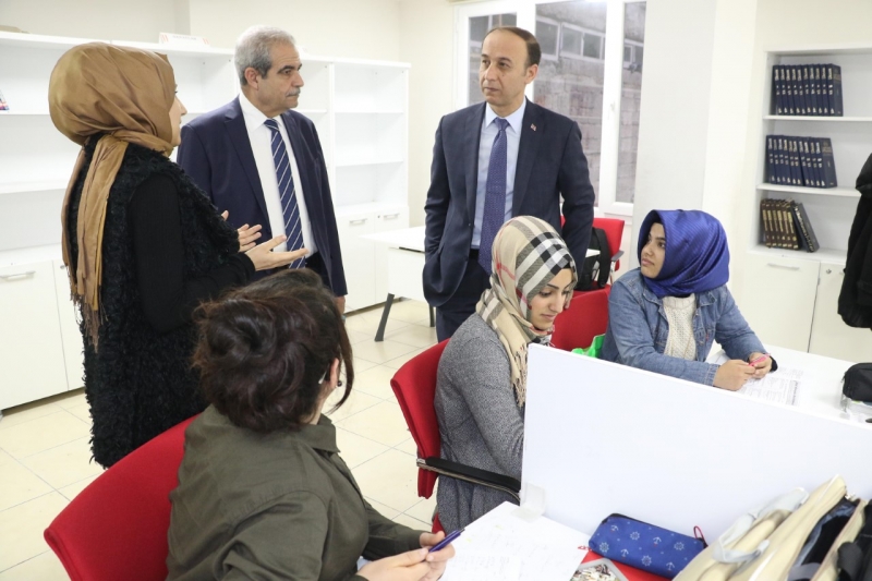 BAŞKAN DEMİRKOL, VALİ ERİN İLE HALİLİYE BELEDİYESİ EĞİTİM MERKEZİNDE ÖĞRENCİLERLE BULUŞTU
