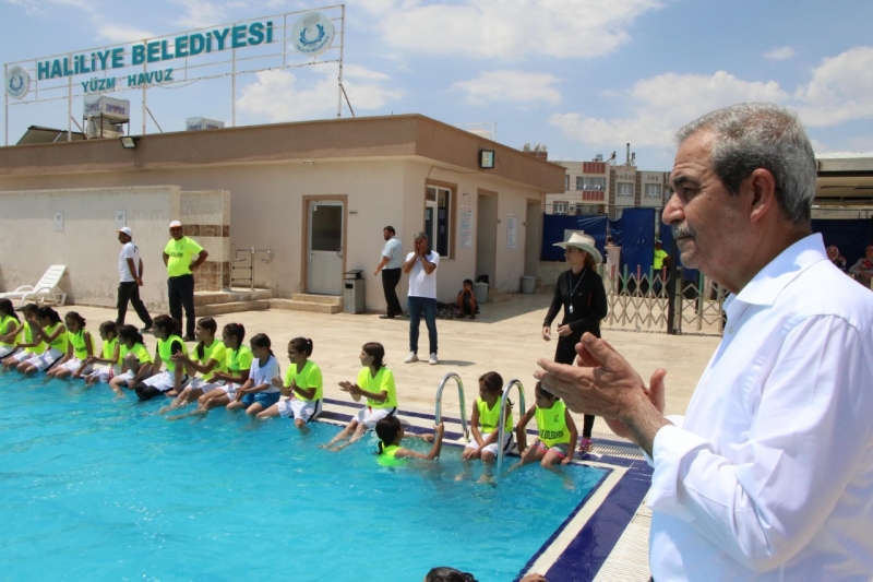 BAŞKAN DEMİRKOL, YÜZME KURSUNDAKİ GENÇLERLE BULUŞTU