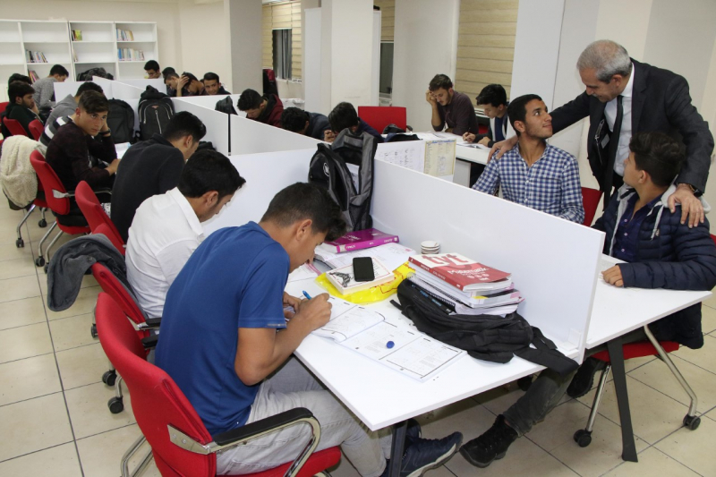 BAŞKAN DEMİRKOL’DAN DERS ÇALIŞAN GENÇLERE GECE ZİYARETİ