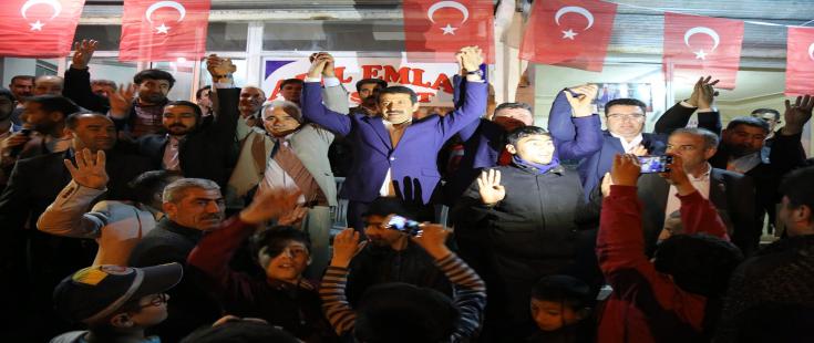 BAŞKAN EKİNCİ, AK PARTİYE KATILANLARA ROZET TAKTI
