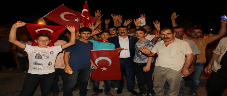 BAŞKAN EKİNCİ DEMOKRASİ NÖBETİNİ SÜRDÜRÜYOR
