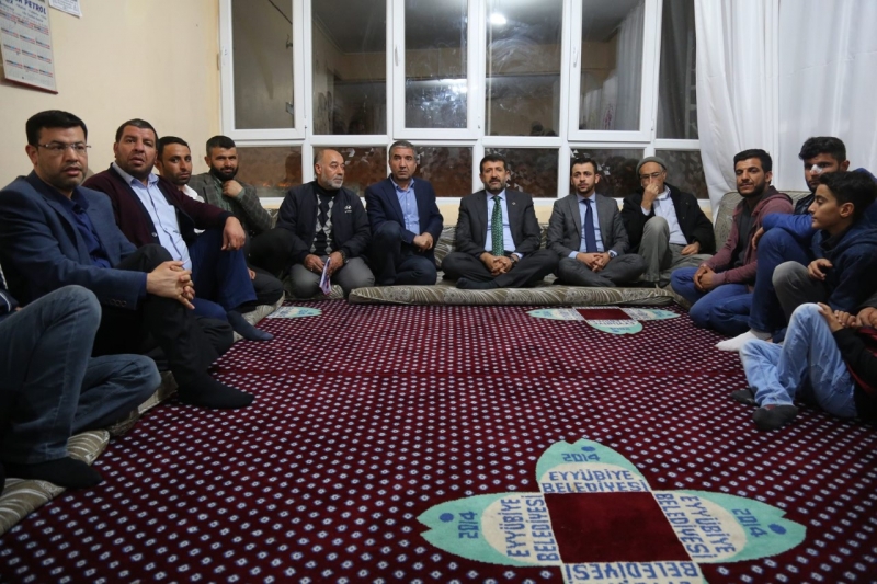 BAŞKAN EKİNCİ EYYÜBİYELİ GENÇLERLE BİR ARADA