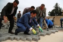BAŞKAN EKİNCİ İŞÇİLERLE PARKE TAŞI DÖŞEDİ