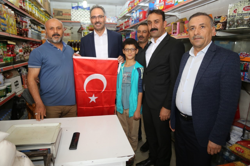 BAŞKAN KUŞ, İLÇEYİ BAYRAKLARLA DONATTI.