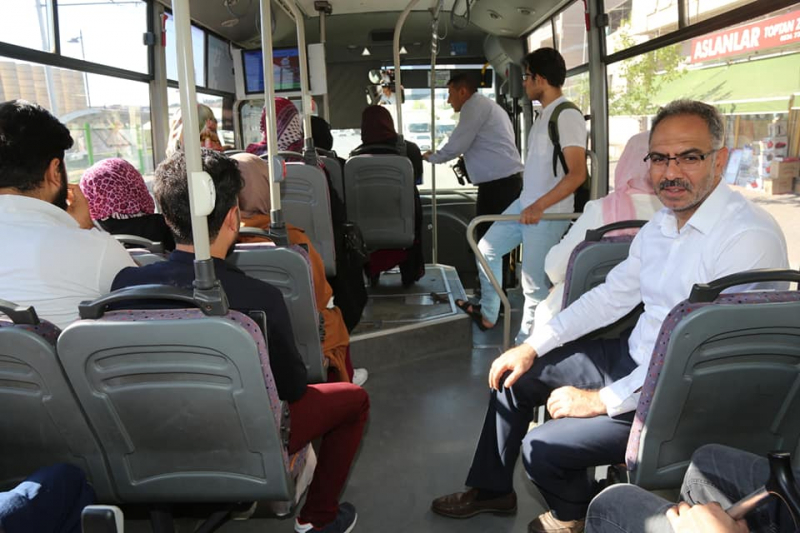 BAŞKAN KUŞ, SAHA GEZİLERİNE HALK OTOBÜSÜYLE GİTTİ.
