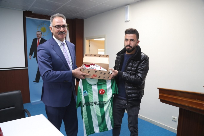 BAŞKAN KUŞ, SPORCULARA MALZEME DESTEĞİNDE BULUNDU.