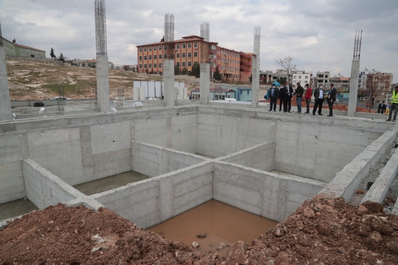 BAŞKAN KUŞ, YARI OLİMPİK YÜZME HAVUZUNDAKİ ÇALIŞMALARI İNCELEDİ.
