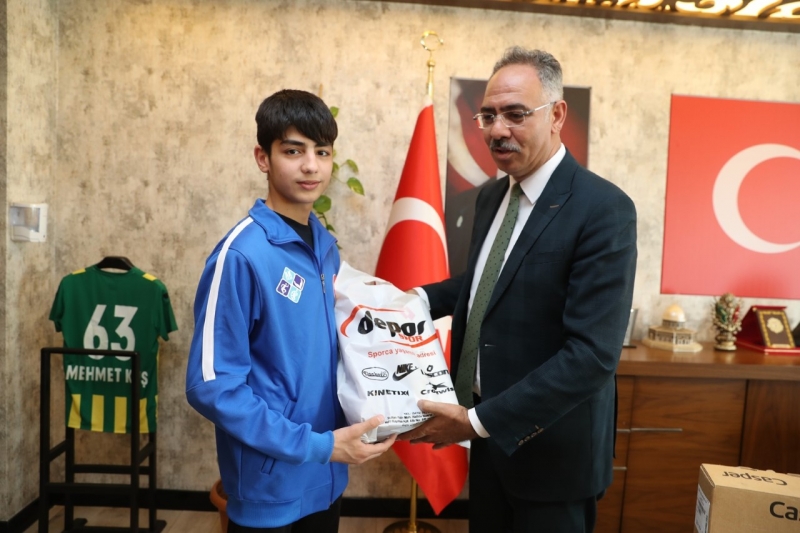 BAŞKAN KUŞ’TAN ŞAMPİYON GÜREŞÇİYE ÖDÜL VE TAKDİR