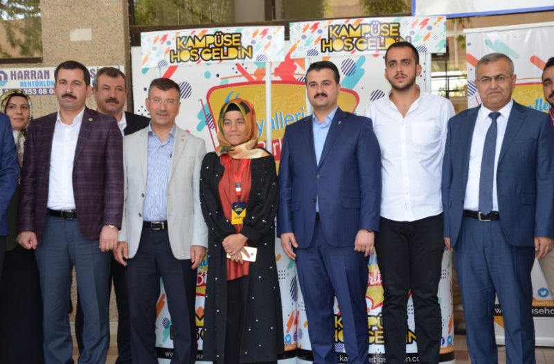 Başkan Yıldız Üniversiteye Yeni Gelen Öğrencileri Üniak Standında Karşıladı