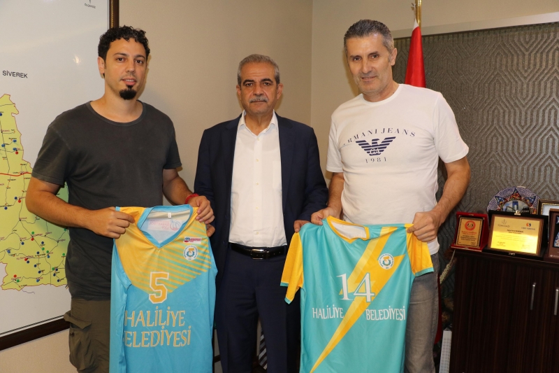 BASKETBOL VE VOLEYBOL ANTRENÖRLERİNDEN BAŞKAN DEMİRKOL’A ZİYARET