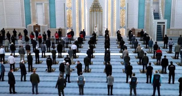Bayram namazı yalnızca Ankara'da kılındı! Diyanet Başkanı Erbaş bayram hutbesini okudu