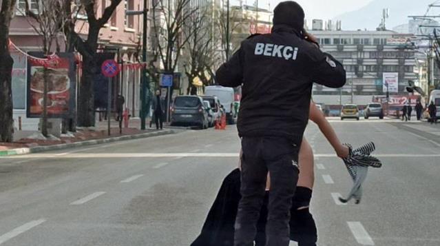 Bursa'da Bekçileri şoke eden an! Cadde ortasında çırılçıplak koşan kadını yakalamak için seferber oldular