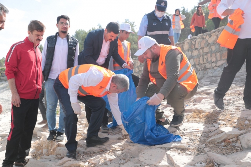 BİN İKİ YÜZ GÖNÜLLÜ GENÇ FIRAT HAVZASINDA İKLİM DEĞİŞİKLİĞİNE DİKKAT ÇEKTİ