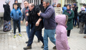 Bir Babanın Yıkıldığı An! 3 Çocuğunu Yerde Hareketsiz Halde Buldu